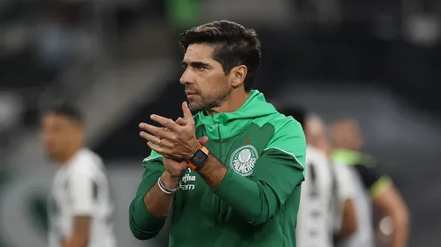 Abel Ferreira durante jogo diante do Glorioso. Foto: Cesar Greco/Palmeiras