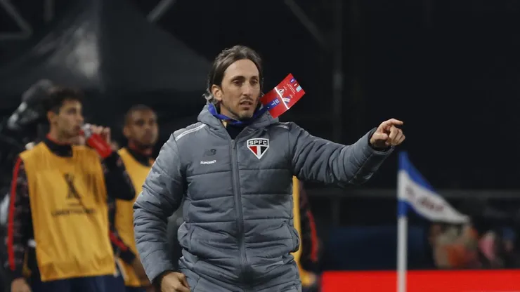 Zubeldía na beira do gramado contra o Nacional (URU). Foto: Rubens Chiri / SPFC
