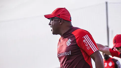 Roger Machado em treino no Internacional. Foto Ricardo Duarte/Internacional