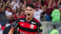Luiz Araújo comemorando gol diante dos bolivianos.