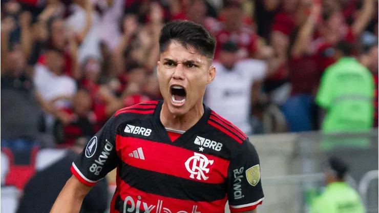 Luiz Araújo comemorando gol diante dos bolivianos.