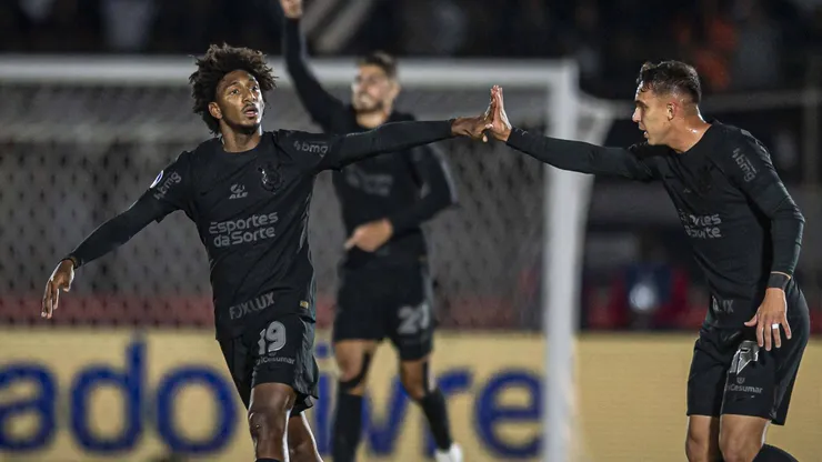 Imagens do Timão em ação com a camisa.