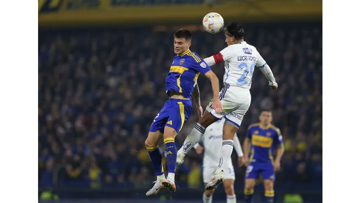 BUENOS AIRES, ARGENTINA - AUGUST 15: Kevin Zenon of Boca Juniors and Lucas Romero of Cruzeiro head the ball during the 2024 Copa CONMEBOL Sudamericana round of 16 first leg match between Boca Juniors and Cruzeiro at Estadio Alberto J. Armando on August 15, 2024 in Buenos Aires, Argentina. (Photo by Daniel Jayo/Getty Images)
