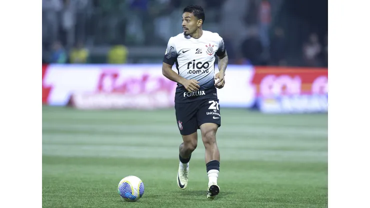 SAO PAULO, BRAZIL - JULY 01: Matheus Bidu of Corithians controls the ball during a match between Palmeiras and Corinthians as part of Brasileirao Serie A 2024 at Allianz Parque on July 01, 2024 in Sao Paulo, Brazil. (Photo by Alexandre Schneider/Getty Images)