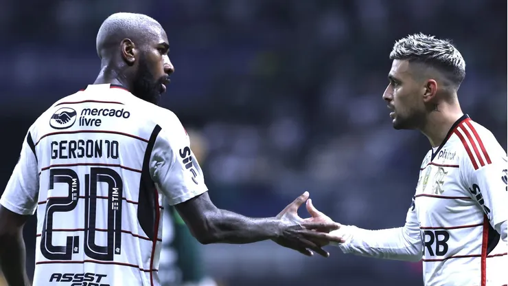 Gerson e Arrascaeta em partida do Brasileirão 2023