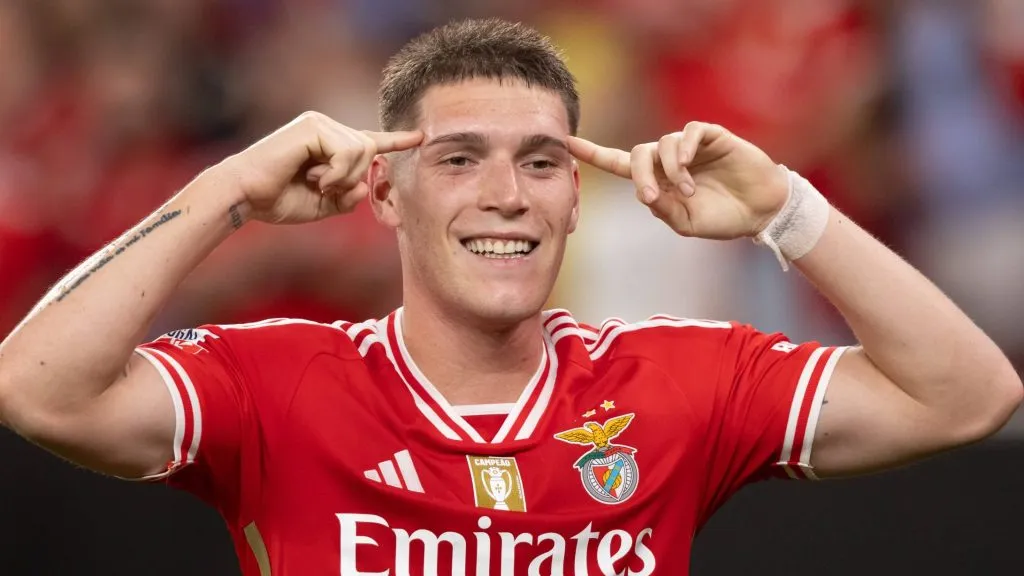 Rollheiser comemorando gol com camisa vermelha do Benfica - Foto: IMAGO