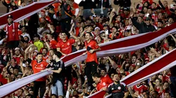 Torcedores do Internacional celebrando a vitória sobre o Juventude pelo Campeonato Brasileiro no Beira-Rio