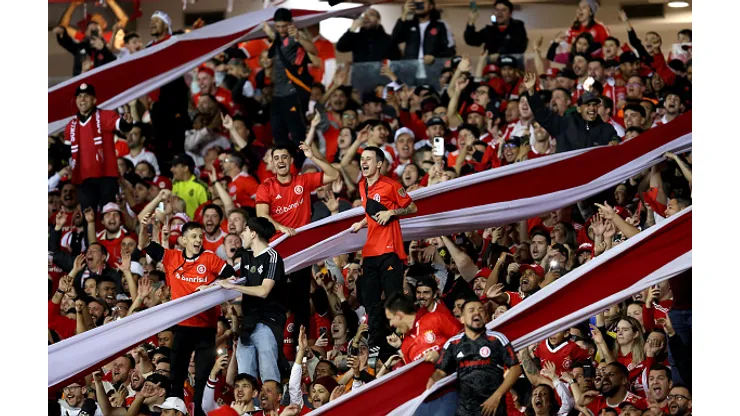 Torcedores do Internacional celebrando a vitória sobre o Juventude pelo Campeonato Brasileiro no Beira-Rio