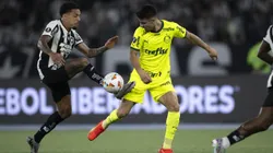 Gregore jogador do Botafogo disputa lance com Flaco Lopez jogador do Palmeiras durante partida no estadio Engenhao pelo campeonato Copa Libertadores 2024.