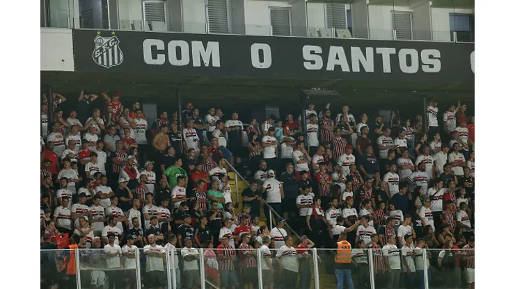 Torcida do Santos em peso vibrando no duelo contra o Sport - Campeonato Brasileiro