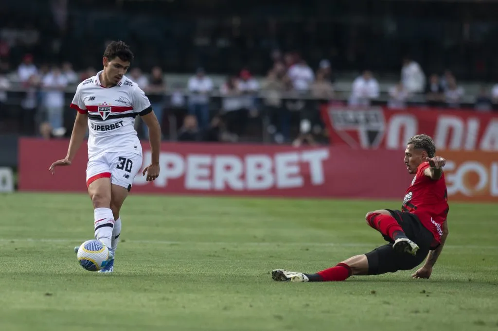 Joao Moreira jogador do Sao Paulo disputa lance com Derek jogador do Atletico-GO durante partida no estadio Morumbi pelo campeonato Brasileiro A 2024. Foto: Anderson Romao/AGIF