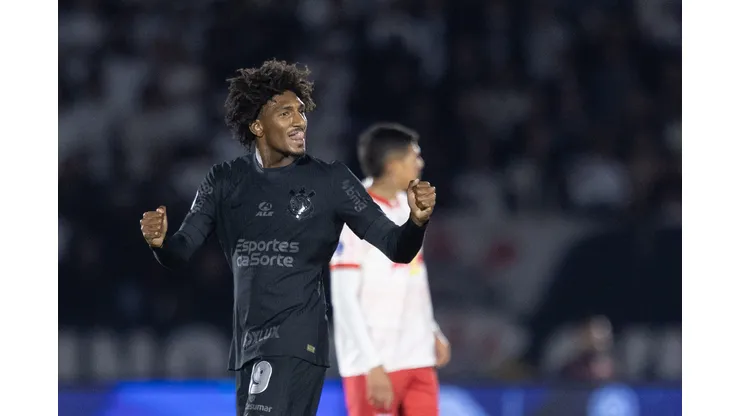 Talles Magno comemorando gol contra o Bragantino pela Sul-Americana