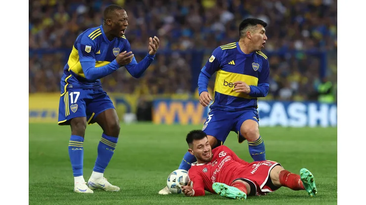 Advíncula e Medel, do Boca, contra o Independiente Rivadavia (Foto: Alejandro Pagni/Imago)