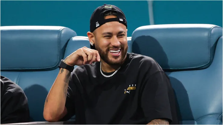 Foto: Megan Briggs/Getty Images - Neymar em estádio de futebol.