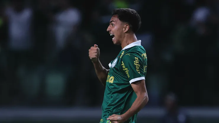 Vitor Reis ao marcar gol importante contra Flamengo na Copa do Brasil. Foto: Ettore Chiereguini/AGIF