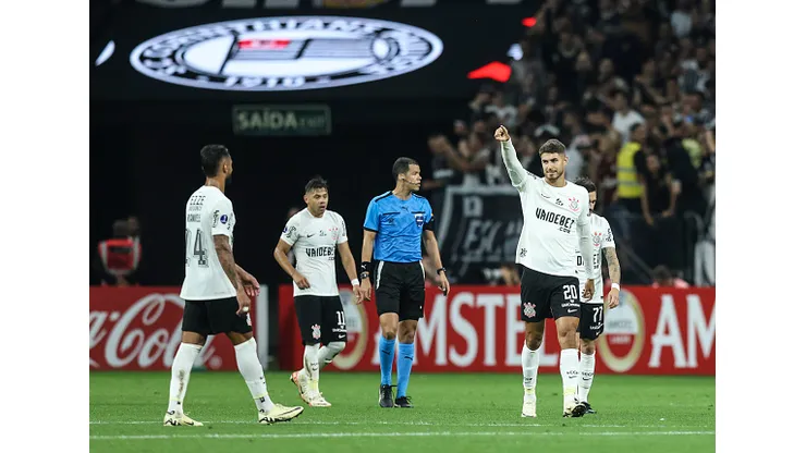 Pedro Raul do Corinthians comemora com seus companheiros de equipe após marcar o quarto gol de sua equipe durante um jogo do Grupo F entre o Corinthians e o Nacional como parte da Copa CONMEBOL Sudamericana 2024 no Neo Quimica Arena