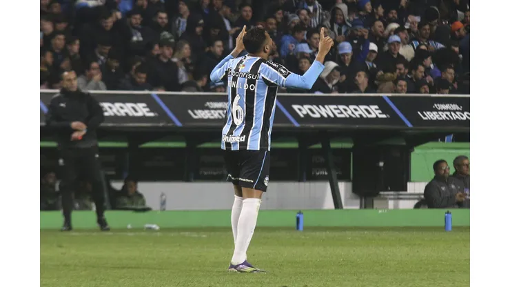 Reinaldo comemorando gol marcado na Libertadores da América contra o Fluminense