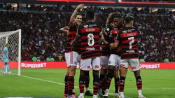 Pedro Guilherme do Flamengo celebrando com o elenco do primeiro gol durante o duelo contra o Cruzeiro- Brasileirao 2024 no Maracana