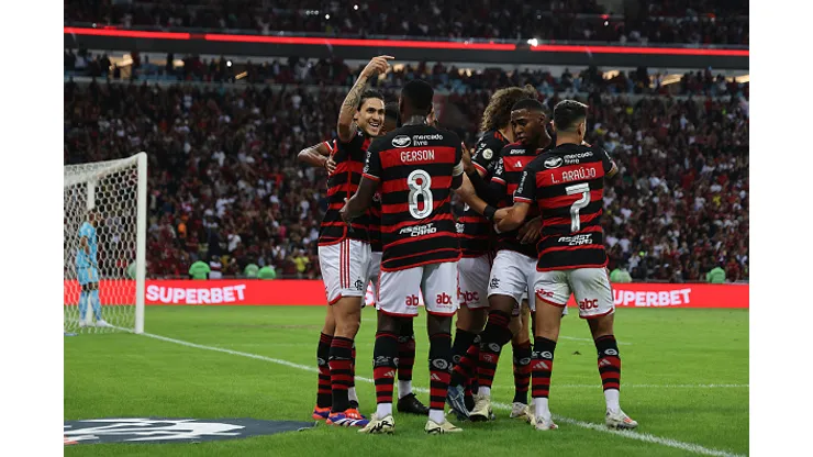 Pedro Guilherme do Flamengo celebrando com o elenco do primeiro gol durante o duelo contra o Cruzeiro- Brasileirao 2024 no Maracana