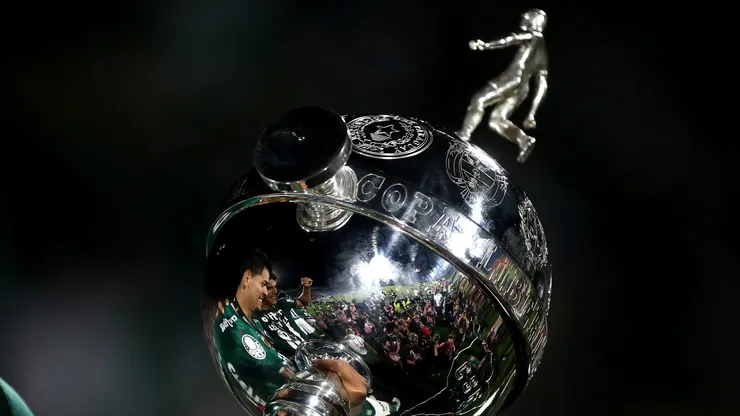 Taça da Libertadores da América vencida pelo Palmeiras em 2021 (Foto: by Ernesto Ryan/Getty Images)