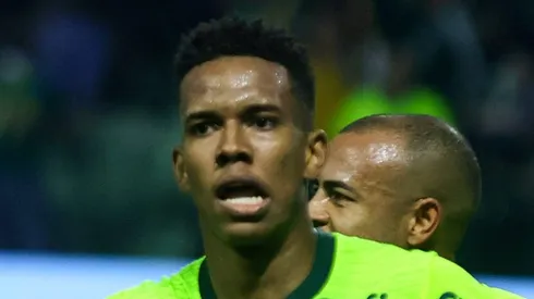 Estevão comemora gol pelo Verdão. Jogador retorna diante do Botafogo.