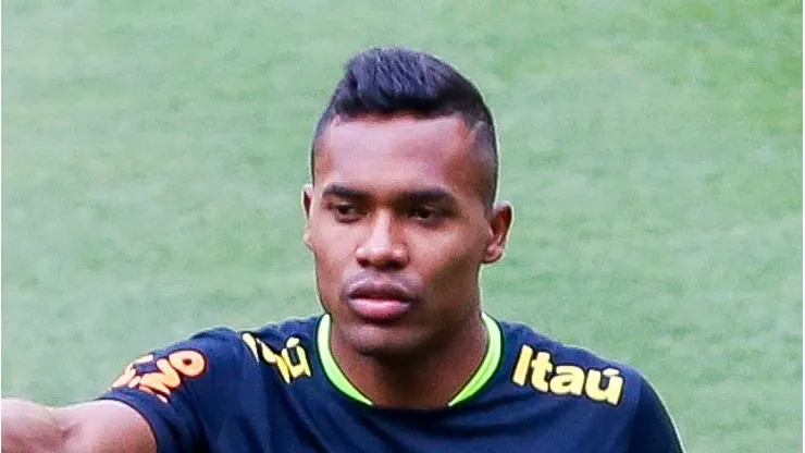 Alex Sandro durante treino da Seleção Brasileira. Lateral não deve chegar ao Clube Paulista.