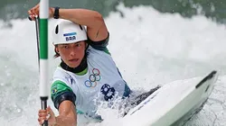Ana Sátila competindo no caiaque cross nas Olimpíadas 2024