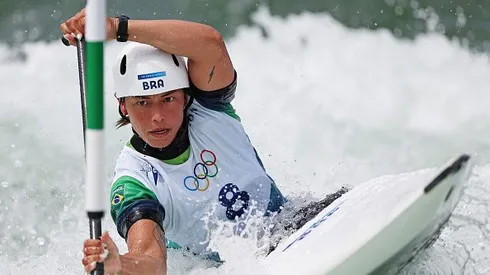 Ana Sátila competindo no caiaque cross nas Olimpíadas 2024