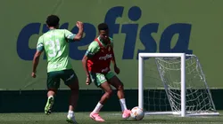 Os jogadores Luighi e Estêvão (D), da SE Palmeiras, durante treinamento, na Academia de Futebol. (Foto: Cesar Greco/Palmeiras/by Canon)