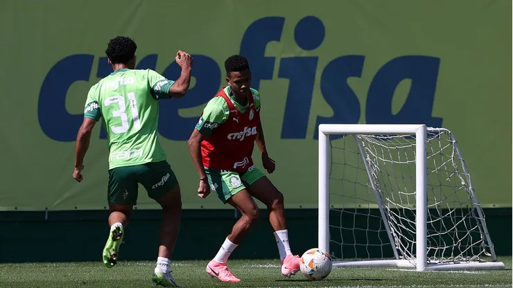 Os jogadores Luighi e Estêvão (D), da SE Palmeiras, durante treinamento, na Academia de Futebol. (Foto: Cesar Greco/Palmeiras/by Canon)