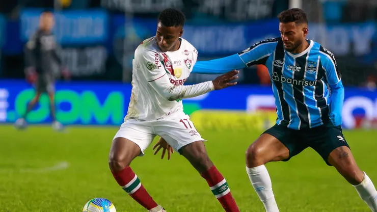 Jogadores de Grêmio e Fluminense em partida do Campeonato Brasileiro