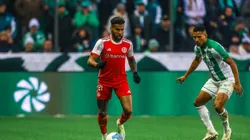 Wesley jogador do Internacional disputa lance com Joao Lucas do Juventude disputa durante partida no Alfredo Jaconi pela Copa Do Brasil - 13/07/2024