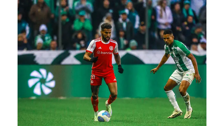 Wesley jogador do Internacional disputa lance com Joao Lucas do Juventude disputa durante partida no Alfredo Jaconi pela Copa Do Brasil - 13/07/2024