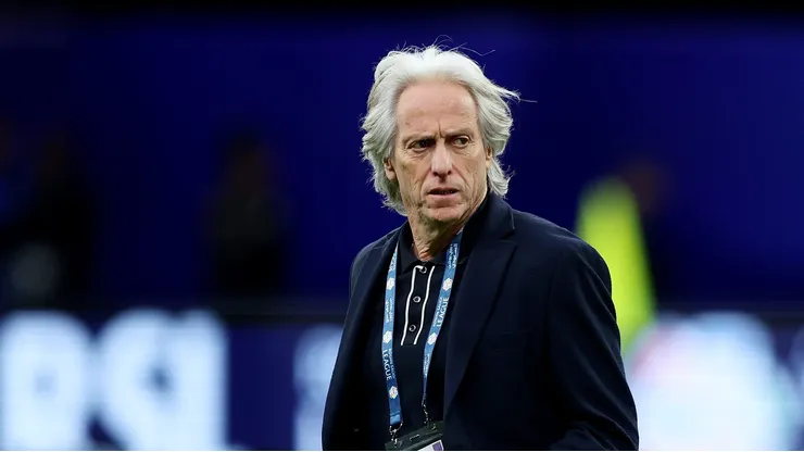 Jorge Jesus em partida do Al-Hilal (Foto: Yasser Bakhsh/Getty Images)