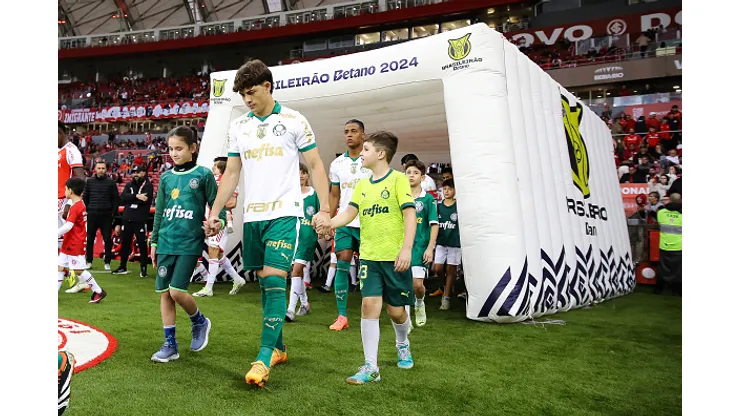 Agustin Giay, lateral do Palmeiras entrando em campo com os fãs do clube antes da partida contra o Internacional -Brasileirao 2024 no Beira-Rio