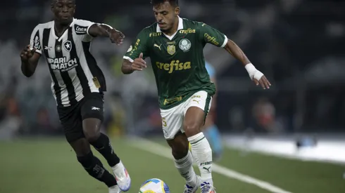 Luiz Henrique jogador do Botafogo disputa lance com Gabriel Menino jogador do Palmeiras. Foto: Jorge Rodrigues/AGIF