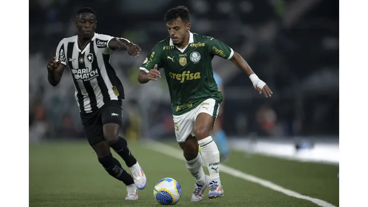 Luiz Henrique jogador do Botafogo disputa lance com Gabriel Menino jogador do Palmeiras. Foto: Jorge Rodrigues/AGIF