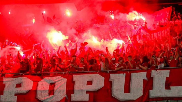 Torcida do Internacional utilizando sinalizadores durante partida contra Gremio no estadio Couto Pereira pelo campeonato Brasileiro A 2024.