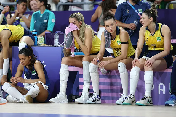 Nyeme, Thaisa, Gabi e Rosamaria após a derrota para os EUA. Foto: Lintao Zhang/Getty Images