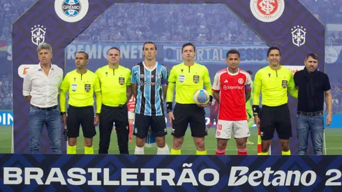 Jogadores de Grêmio e Internacional antes do clássico