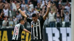 Paulinho comemorando gol em partida entre Vasco x Atlético-MG