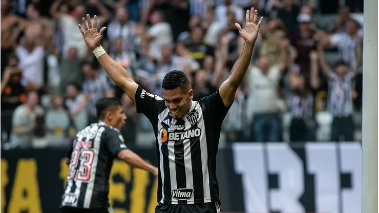 Paulinho comemorando gol em partida entre Vasco x Atlético-MG