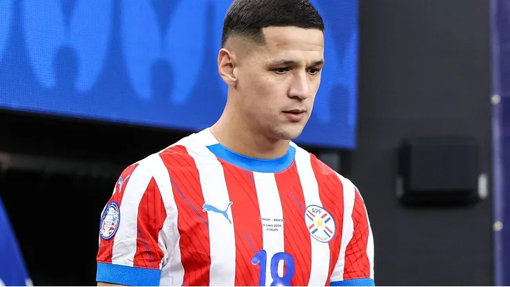 Alex Arce entrando em campo em partida entre Paraguai e Brasil, no Allegiant Stadium, pela Copa América, no dia 28/06/2024. Foto: Christopher Trim/Newscom World