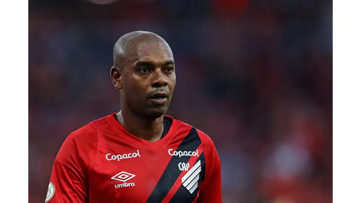 Fernandinho terá companhia de ex-Vasco no Athletico