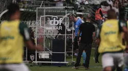 O árbitro Anderson Daronco analisa um lance no VAR, no Allianz Parque, pelo Campeonato Brasileiro de 2021.