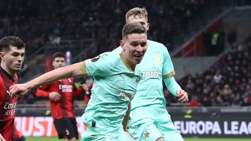 Lukas Provod marcado por Pulisic em partida da Europa League. (Photo by Marco Luzzani/Getty Images)