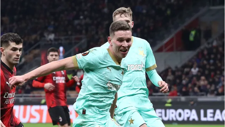 Lukas Provod marcado por Pulisic em partida da Europa League. (Photo by Marco Luzzani/Getty Images)