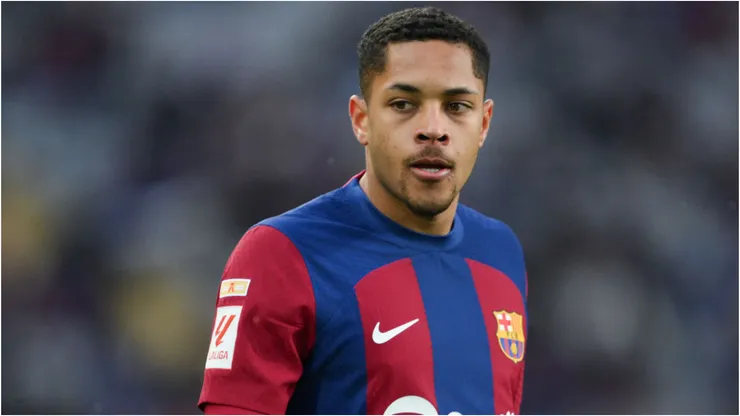 Foto: David Ramos/Getty Images - Vitor Roque em jogo do Barcelona.
