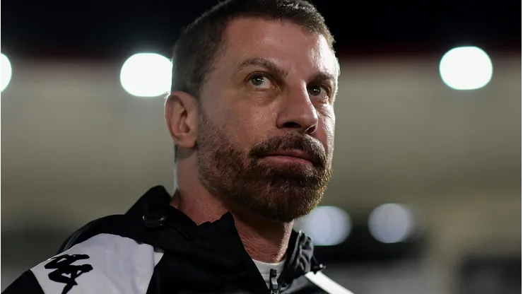 Vasco, de Pedrinho, entra na briga com Santos por zagueiro de 30 anos - Foto: Thiago Ribeiro/AGIF