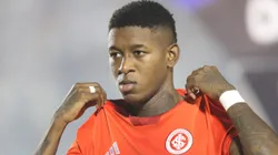 Vitão de saída do Internacional. Foto: Marlon Costa/AGIF